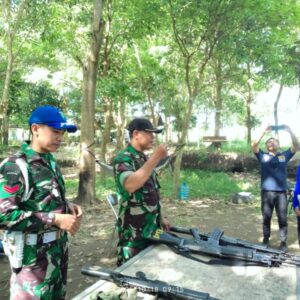 Anggota Kodim 1606 Mataram Latih Menwa UMMAT Disiplin Lewat Senjata SS1