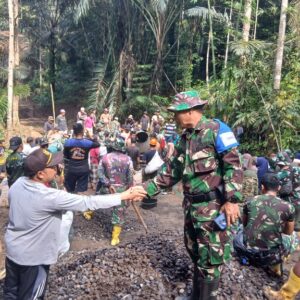 Dua Kades Kompak Turun Tangan Bangun Jembatan TMMD ke-126 Kodim 1606 Mataram