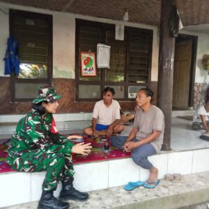Komsos Babinsa Perempuan Pertama NTB Hangatkan Warga Karang Bayan