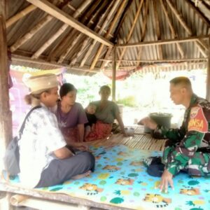 Kehangatan Babinsa di Tengah Dingin Cuaca Ekstrem Desa Langko