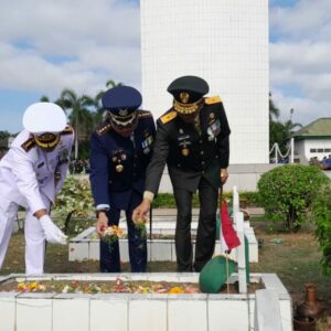 Tabur Bunga di TMP Majeluk Warnai Peringatan HUT TNI