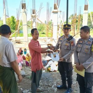 Polres Lombok Barat Salurkan Bantuan Sosial di Dusun Mendawe Utara Sekotong