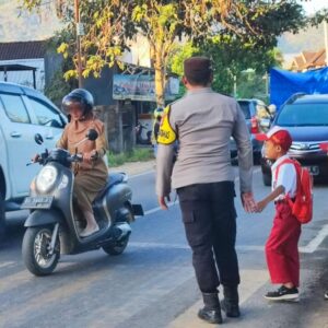 Peduli Keselamatan Pelajar, Polsek Taliwang Jaga Lalu Lintas di SDN 2