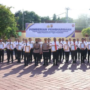 Polres Sumbawa Gelar Apel Pagi Istimewa, Kapolres Beri Penghargaan ke 53 Personel Berprestasi