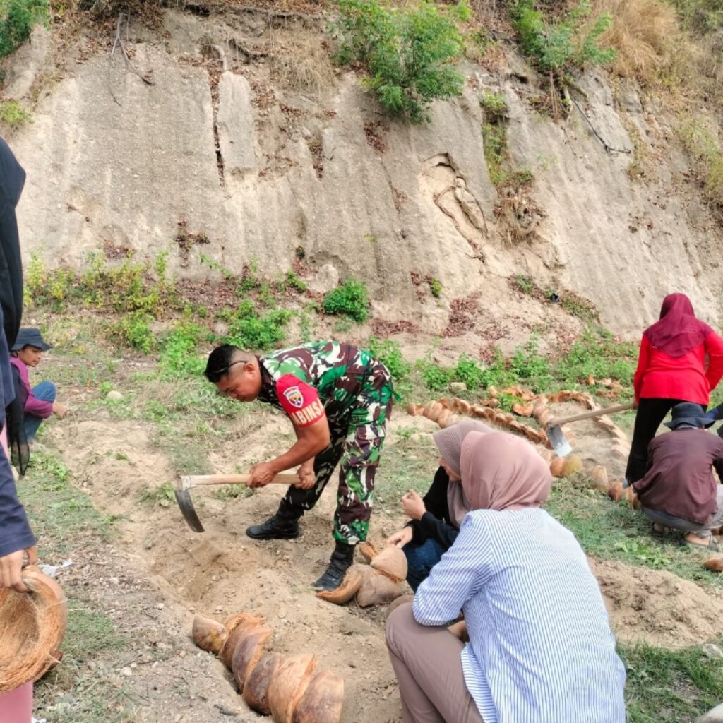 Babinsa dan Mahasiswa Undikma Sulap Halaman Desa Jadi Taman Asri