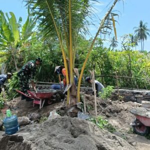 Babinsa Dampingi Pembangunan Drainase, Warga Labuhan Poh Barat Antusias