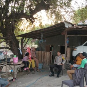 Bhabinkamtibmas Desa Tadewa Gelar Jumat Curhat, Sosialisasikan Bahaya TPPO dan Imbau Warga Jaga Kamtibmas