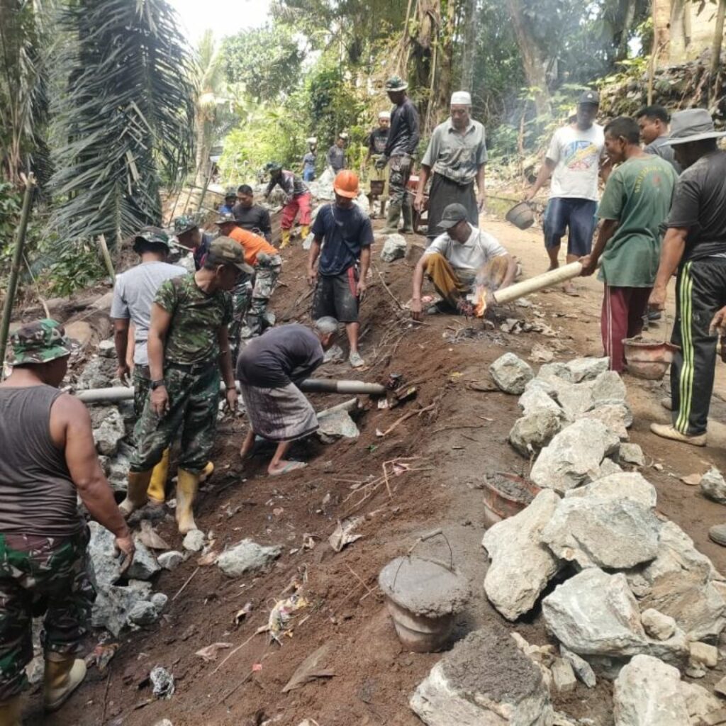 Satgas TMMD Ke-126 dan Warga Bangun Talud Penguat Jalan