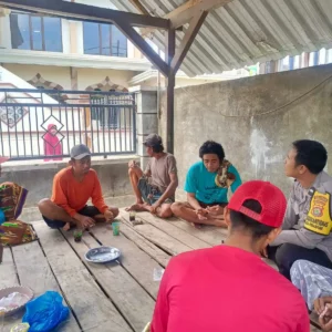 Aksi Bhabinkamtibmas Labuapi Sentuh Hati Warga, Ajak Tanam Pangan di Pekarangan Rumah