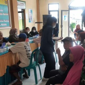 Babinsa dan Mahasiswa Unram Bersatu Peduli Kesehatan Masyarakat