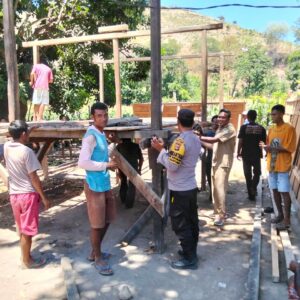 Semangat Kebersamaan, Bhabinkamtibmas Polsek Soromandi Gotong Royong Bersama Warga Binaan