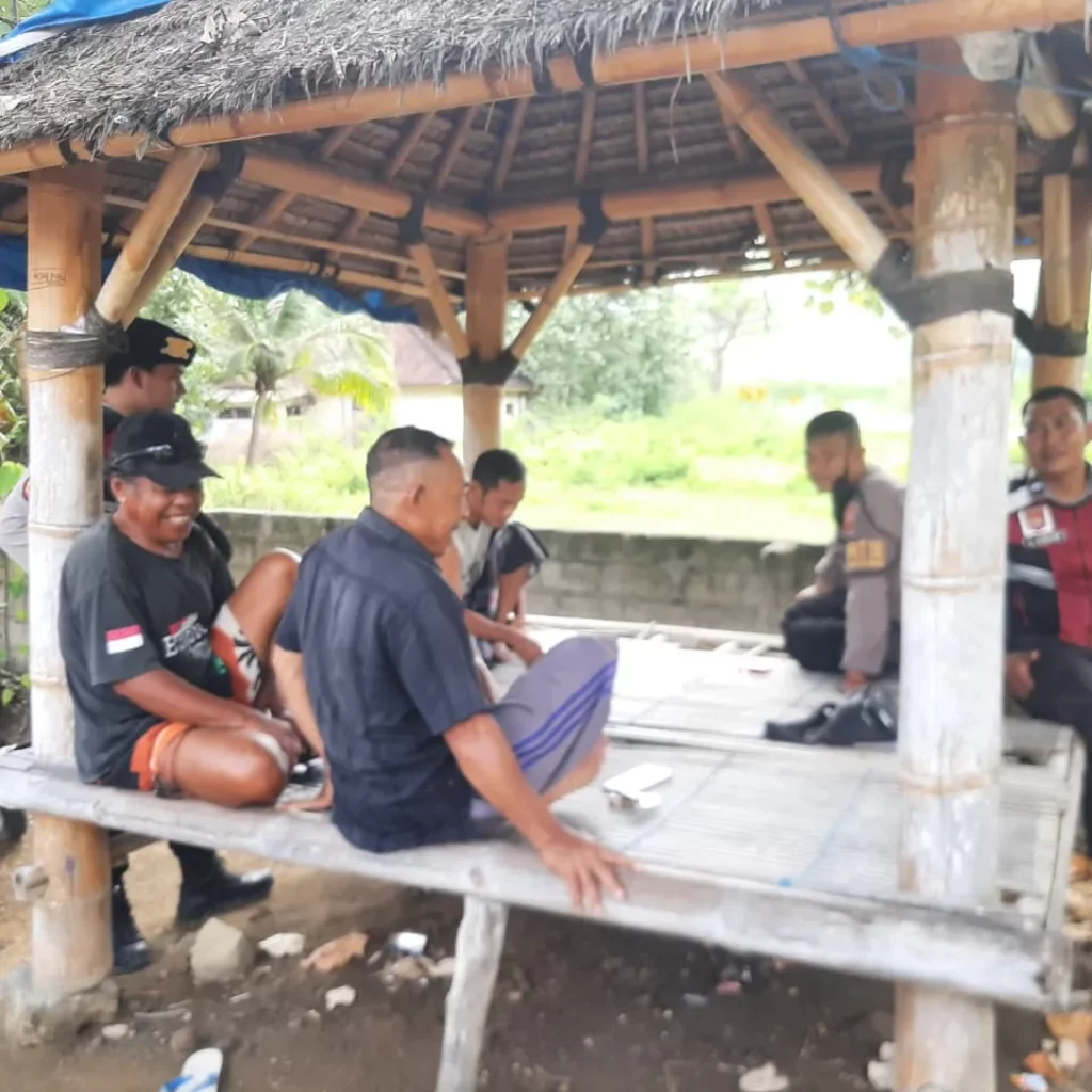 Empat Personel Polsek Sekotong Patroli Dialogis di Gunung Ketapang