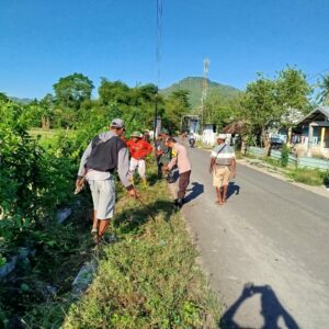 Bhabinkamtibmas Desa Mura Bersama Warga Gelar Aksi Gotong Royong Bersihkan Jalan Desa