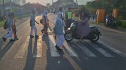 Personel Polsek Seteluk Laksanakan Rawan Pagi, Jaga Keamanan Lalu Lintas dan Dekatkan Diri dengan Siswa