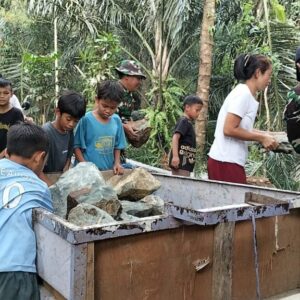 Semangat Anak Dusun Sayang Dukung Pembangunan Jalan TMMD 126 Kodim 1606 Mataram