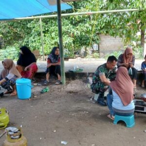 Bakes TMMD Ke-126 Kodim 1606 Mataram Masak Bersama Ibu-Ibu Desa