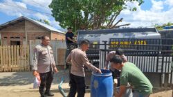 Sat Binmas Polres Bima Kota Laksanakan Kegiatan Pembagian Air Bersih untuk Warga Kelurahan Dara