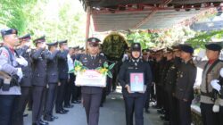 Penghormatan Terakhir Kapolres dan Anggota Hantarkan Jenazah Kasat Binmas Polres Sumbawa Barat