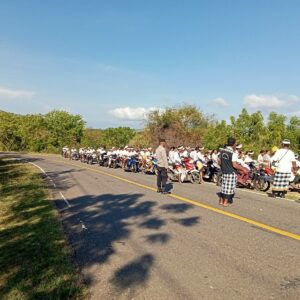 BHABINKAMTIBMAS DESA KOKARLIAN AMANKAN KEGIATAN MELASTI DALAM RANGKAIAN UPACARA NGENTEG LINGGIH