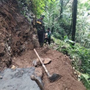 Satgas TMMD 126 Buka Jalur Pipa Air di Lereng Terjal