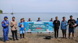 Jaga Ekosistem Laut, Polres Sumbawa Melaksanakan Kegiatan Penanaman Terumbu Karang di Pantai Kencana