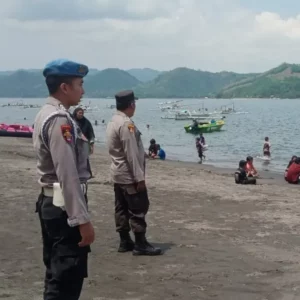 Polisi Jaga Pantai Cemare, Wisatawan Kini Lebih Tenang