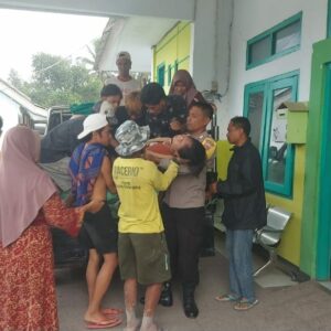 Bhabinkamtibmas Desa Tarlawi Bantu Korban Laka Tunggal di Jalan Lintas Kombo–Tarlawi