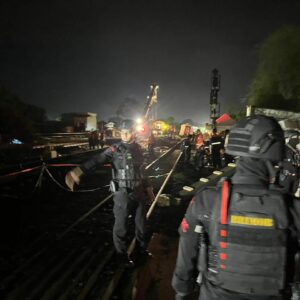 Brimob Amankan Lokasi Anjloknya Kereta Purwojaya di Bekasi