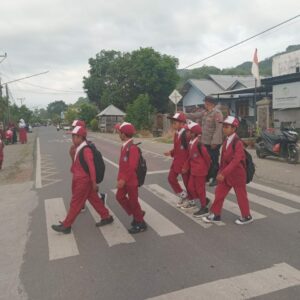 jaga keselamatan pelajar di pagi hari, personel jajaran polres summbawa barat melaksanakan rawan pagi