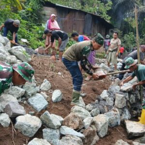 Perempuan Tangguh dari Giri Madia Ikut Bangun Talud TMMD