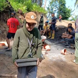 Sinergi TNI, Warga, dan Mahasiswa Unram Bangun Infrastruktur Desa