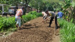BHABINKAMTIBMAS DESA MANEMENG GOTONG ROYONG BERSAMA WARGA PERBAIKI JALAN.