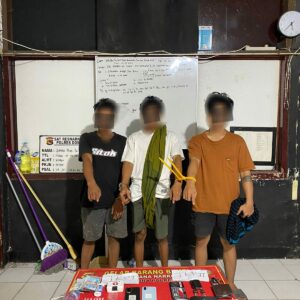 TIGA TERDUGA PELAKU PENGEDAR SABU DIAMANKAN TIM GABUNGAN POLSEK PEKAT DAN SATRESNARKOBA POLRES DOMPU