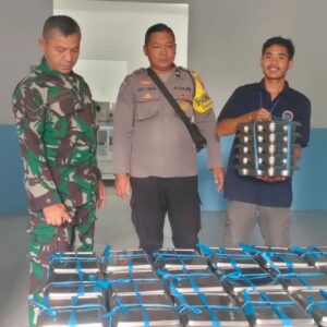 Bhabinkamtibmas Desa Teratak Dampingi Pendistribusian Makanan Bergizi Gratis di Batukliang Utara