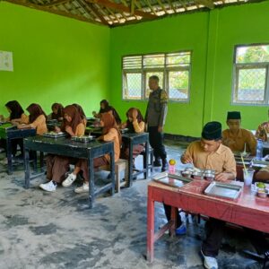 Bhabinkamtibmas Desa Mas-mas Polsek BKU Dampingi Pendistribusian Makanan Bergizi Gratis di Batukliang Utara