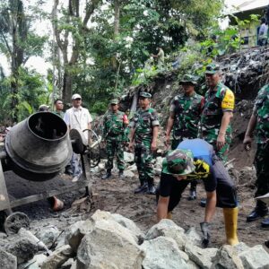 TMMD ke-126 Kodim 1606 Mataram Giat Bangun Desa, Tim Wasev Apresiasi Semangat Warga