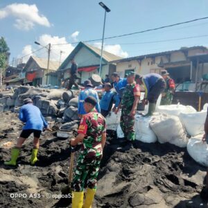 Babinsa dan Warga Bintaro Gotong Royong Pasang Geobag Penahan Gelombang
