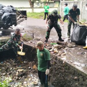 Gotong Royong di Gunungsari, Sinergi TNI dan Warga Jaga Lingkungan