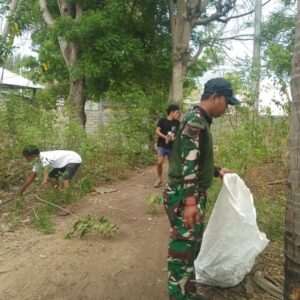 Gotong Royong Babinsa dan Warga Warnai Gili Trawangan Bersih