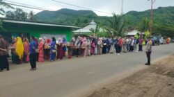 BHABINKAMTIBMAS DAN BABINSA DESA SEKONGKANG BAWAH KOMPAK BANTU WARGA DALAM ACARA ADAT “SORONG SERAH”