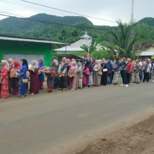 BHABINKAMTIBMAS DAN BABINSA DESA SEKONGKANG BAWAH KOMPAK BANTU WARGA DALAM ACARA ADAT “SORONG SERAH”