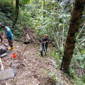 Satgas TMMD dan Warga Gotong Royong Salurkan Air Bersih