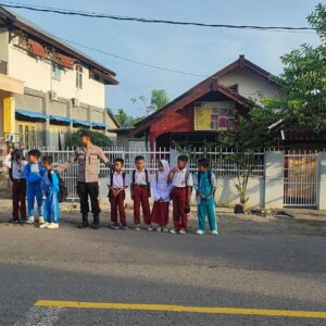 Polsek Rhee Laksanakan Pengaturan Lalu Lintas Pagi, Jamin Keselamatan Anak Sekolah