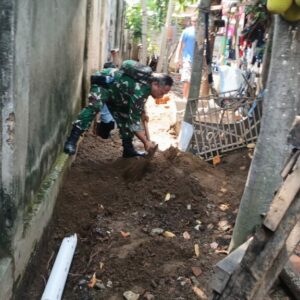 Antisipasi Banjir, Babinsa dan Warga Bersihkan Saluran Air