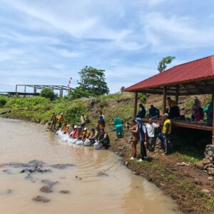 Dinas Perikanan Tebar Ribuan Benih Ikan Nila di Embung Senutuk, Warga Antusias Ikut Berpartisipasi