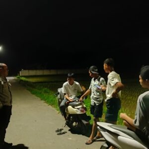 JAJARAN POLRES SUMBAWA BARAT PATROLI MALAM, HIMBAU PEMUDA TIDAK NONGKRONG HINGGA LARUT MALAM