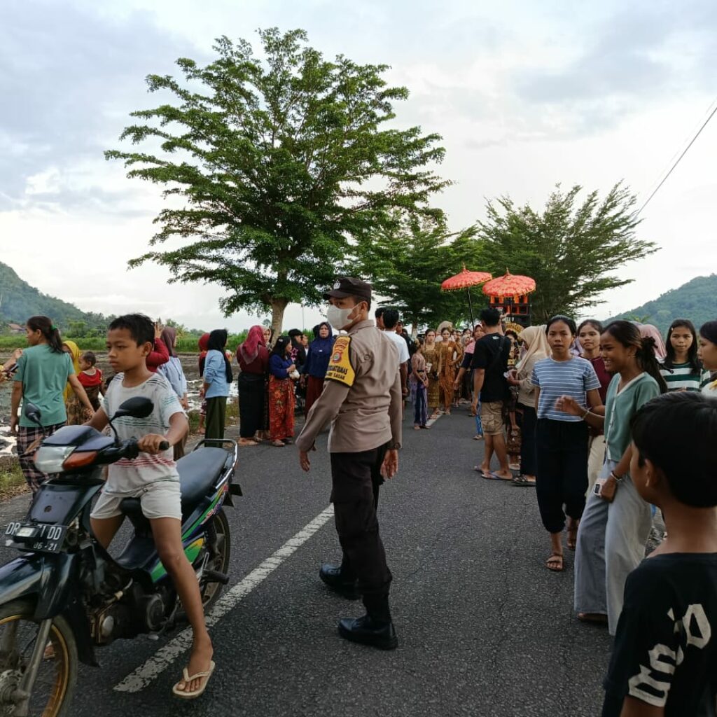 Nyongkolan Suku Sasak di Kuripan: Polisi Urai Kepadatan Lalin