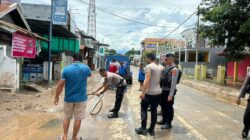 Sat Samapta Polres Bima Kota Bantu Bersihkan Jalan Pascabencana Banjir di Kelurahan Paruga