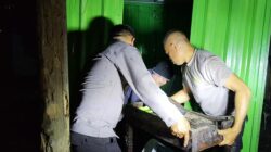 Personil Polsek Wawo Bantu Evakuasi Barang Warga Terdampak Banjir di Desa Maria