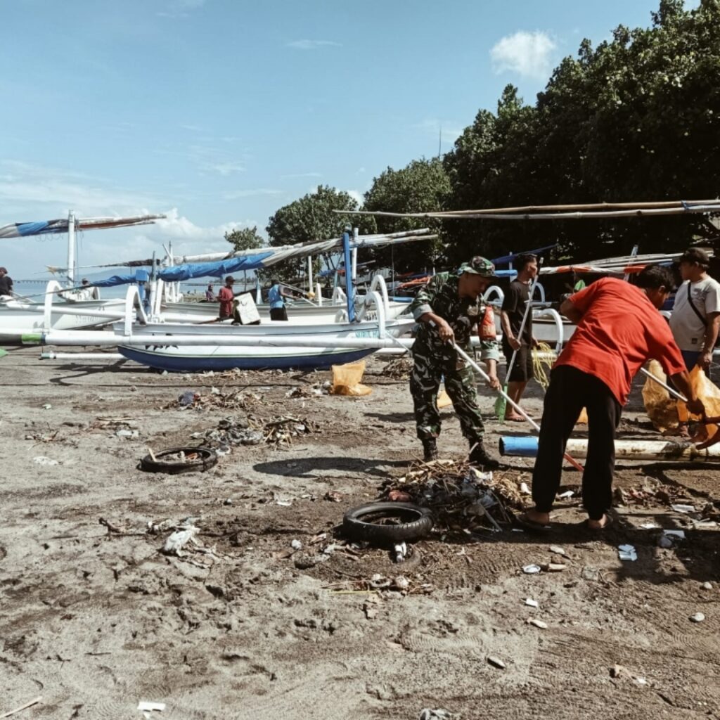 “Satu Langkah Seribu Manfaat”, Babinsa dan Warga Bersatu Jaga Pantai
